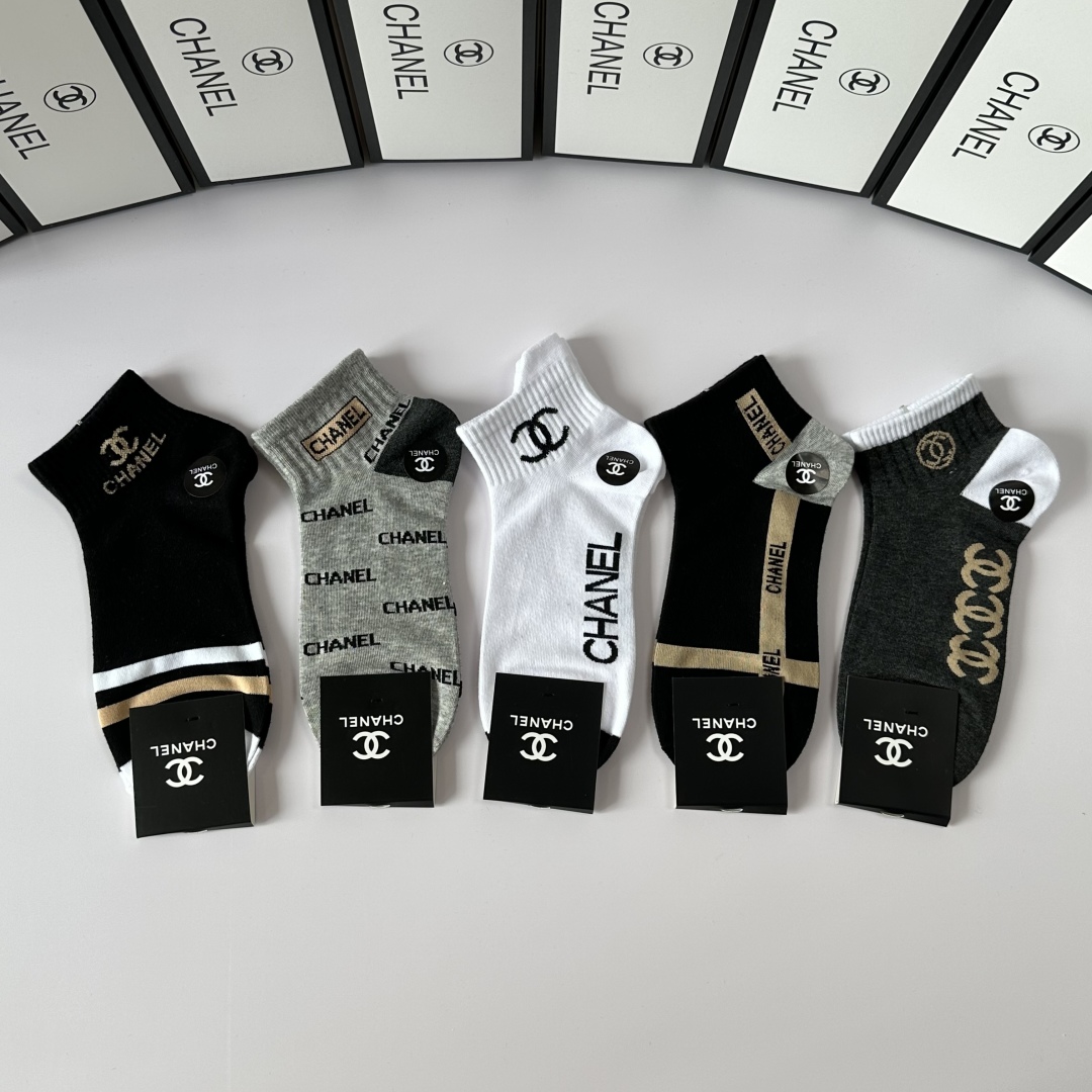 💛配包装
Chanel（香奈儿）新款经典中短款堆堆袜袜子！一盒五双， 专柜同步筒袜袜子，💛大牌出街，潮人