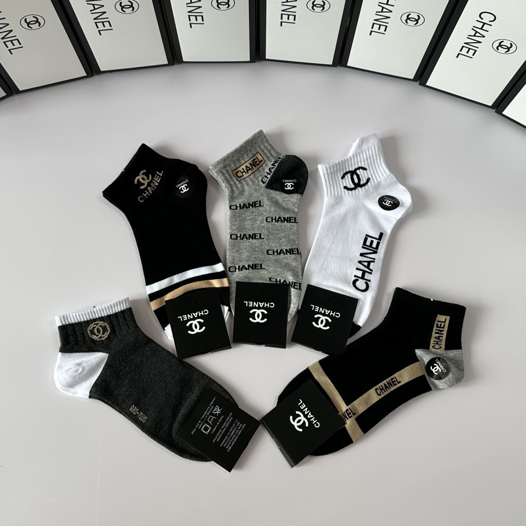 💛配包装
Chanel（香奈儿）新款经典中短款堆堆袜袜子！一盒五双， 专柜同步筒袜袜子，💛大牌出街，潮人