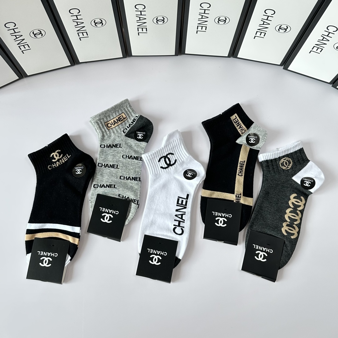 💛配包装
Chanel（香奈儿）新款经典中短款堆堆袜袜子！一盒五双， 专柜同步筒袜袜子，💛大牌出街，潮人