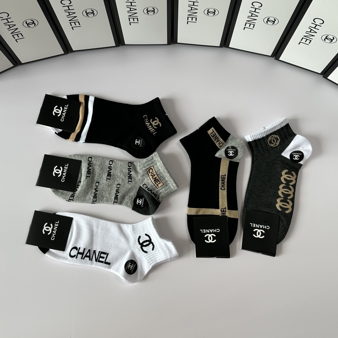 💛配包装
Chanel（香奈儿）新款经典中短款堆堆袜袜子！一盒五双， 专柜同步筒袜袜子，💛大牌出街，潮人