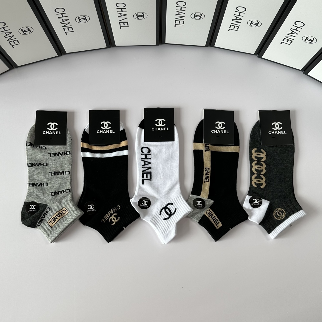 💛配包装
Chanel（香奈儿）新款经典中短款堆堆袜袜子！一盒五双， 专柜同步筒袜袜子，💛大牌出街，潮人