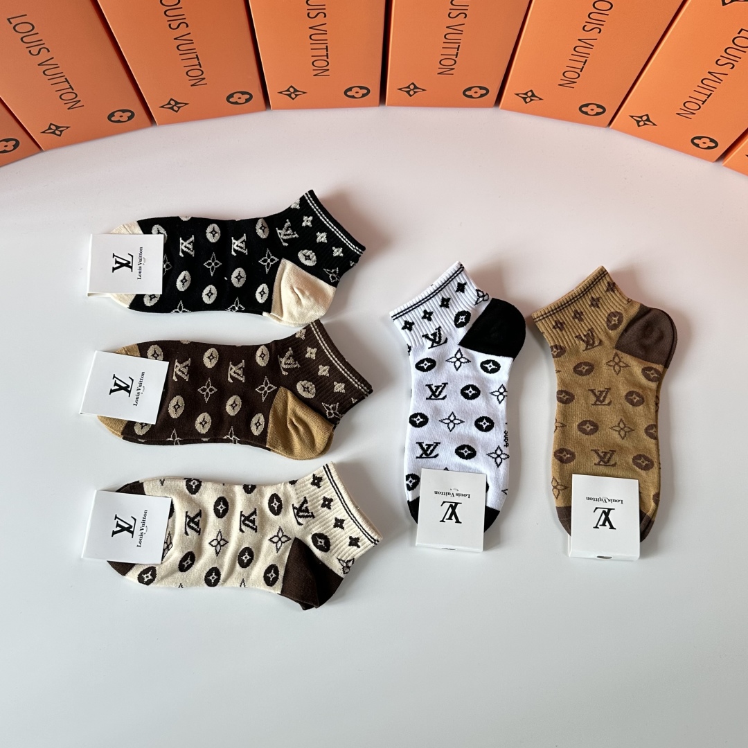 💛配包装
LV（路易威登）新款经典中短款堆堆袜袜子！一盒五双， 专柜同步筒袜袜子，💛大牌出街，潮人必备。