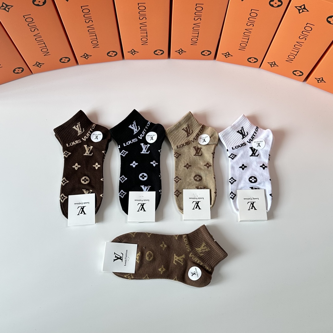 💛配包装
LV（路易威登）新款经典中短款堆堆袜袜子！一盒五双， 专柜同步筒袜袜子，💛大牌出街，潮人必备。