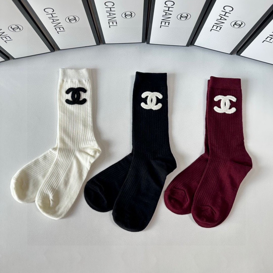 💛配包装
Chanel（香奈儿）新款经典中长款饰品袜堆堆袜袜子！一盒三双， 专柜同步筒款袜子，💛大牌出街