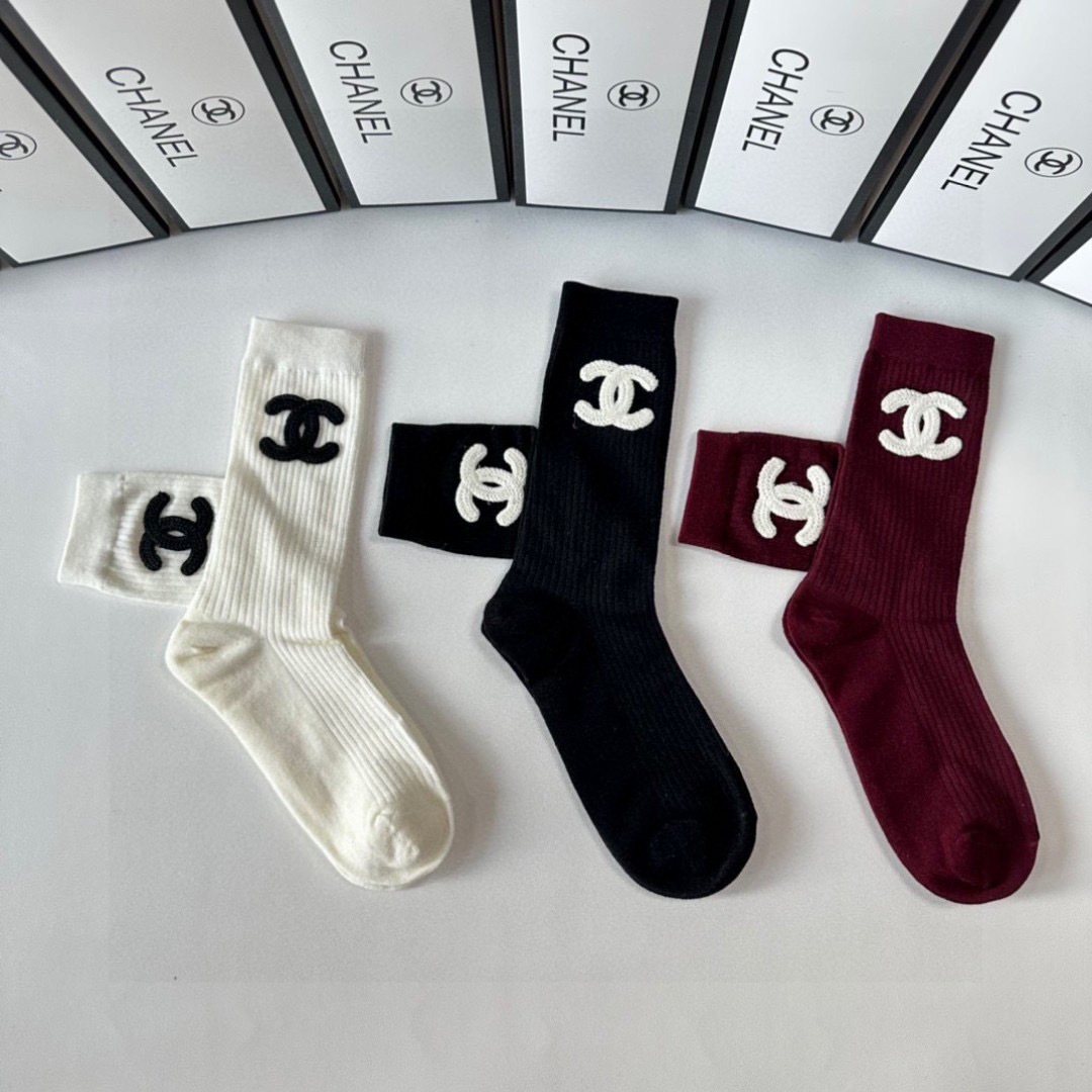 💛配包装
Chanel（香奈儿）新款经典中长款饰品袜堆堆袜袜子！一盒三双， 专柜同步筒款袜子，💛大牌出街