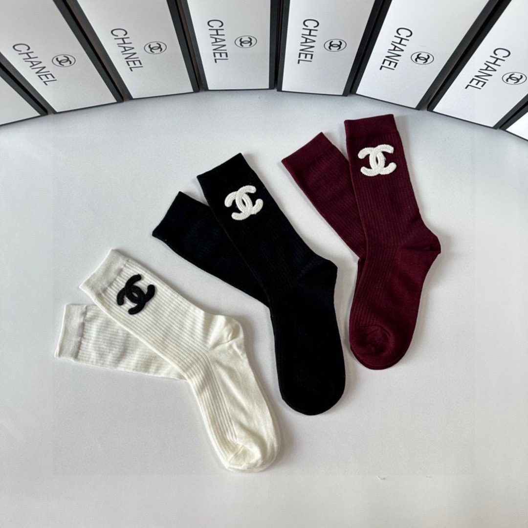 💛配包装
Chanel（香奈儿）新款经典中长款饰品袜堆堆袜袜子！一盒三双， 专柜同步筒款袜子，💛大牌出街