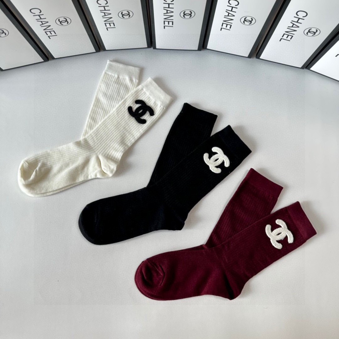💛配包装
Chanel（香奈儿）新款经典中长款饰品袜堆堆袜袜子！一盒三双， 专柜同步筒款袜子，💛大牌出街
