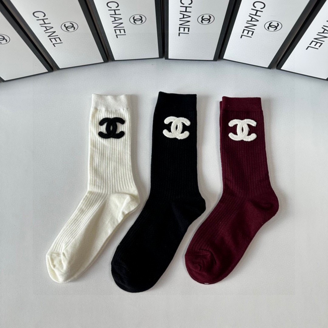 💛配包装
Chanel（香奈儿）新款经典中长款饰品袜堆堆袜袜子！一盒三双， 专柜同步筒款袜子，💛大牌出街