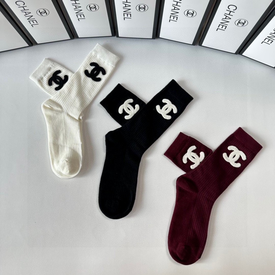 💛配包装
Chanel（香奈儿）新款经典中长款饰品袜堆堆袜袜子！一盒三双， 专柜同步筒款袜子，💛大牌出街