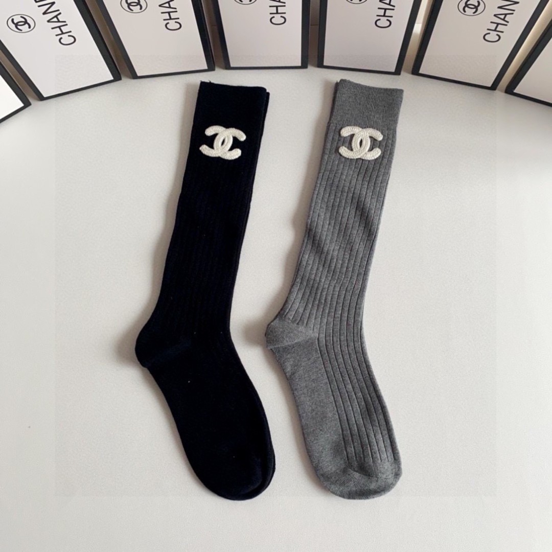 💛配包装
Chanel（香奈儿）爆款出货 新款轻奢及膝小腿袜堆堆袜袜子🧦！一盒两双（颜色任选）专柜同步筒