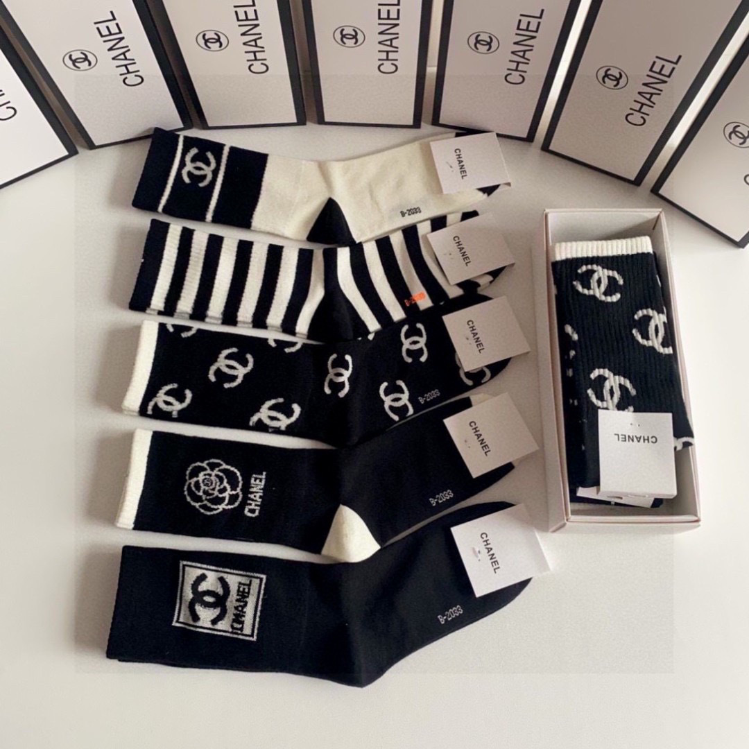  💛配专柜包装
Chanel（香奈儿）新款中长款堆堆袜袜子！一盒五双，专柜同步筒袜袜子，💛大牌出街，潮人
