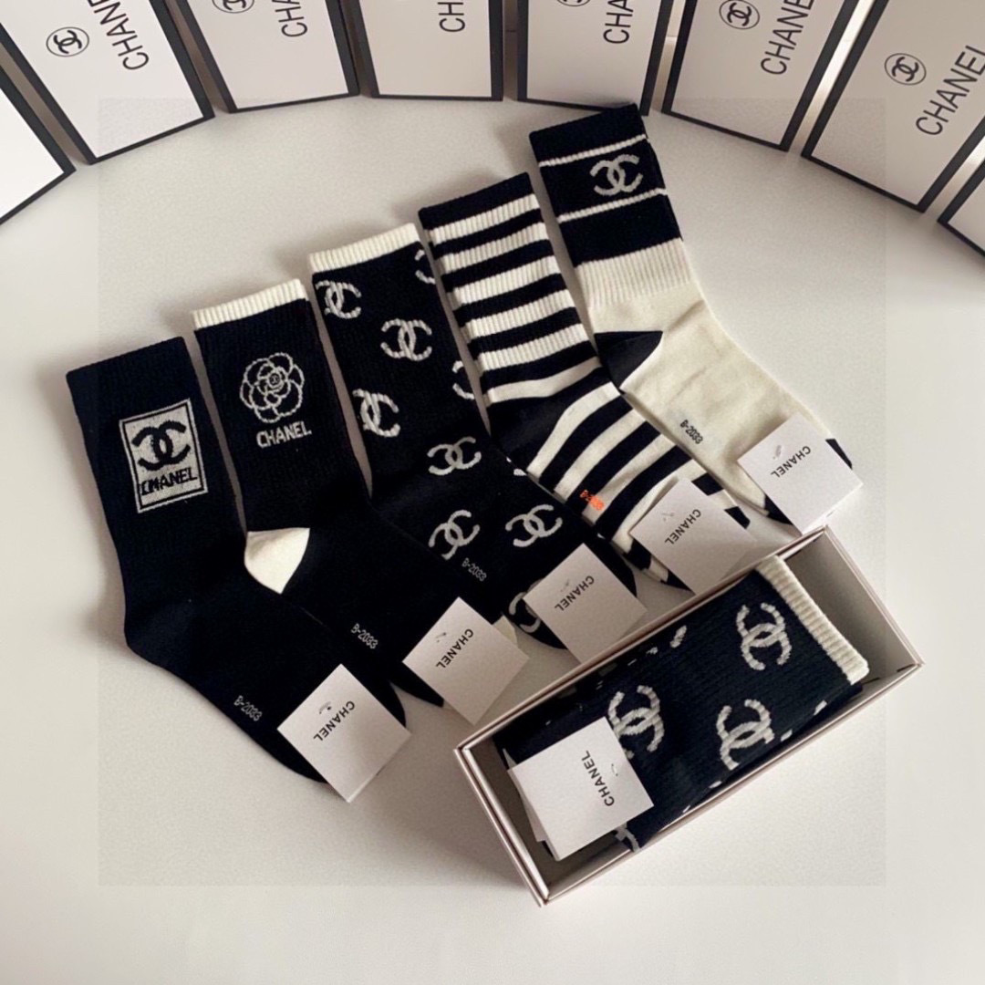  💛配专柜包装
Chanel（香奈儿）新款中长款堆堆袜袜子！一盒五双，专柜同步筒袜袜子，💛大牌出街，潮人