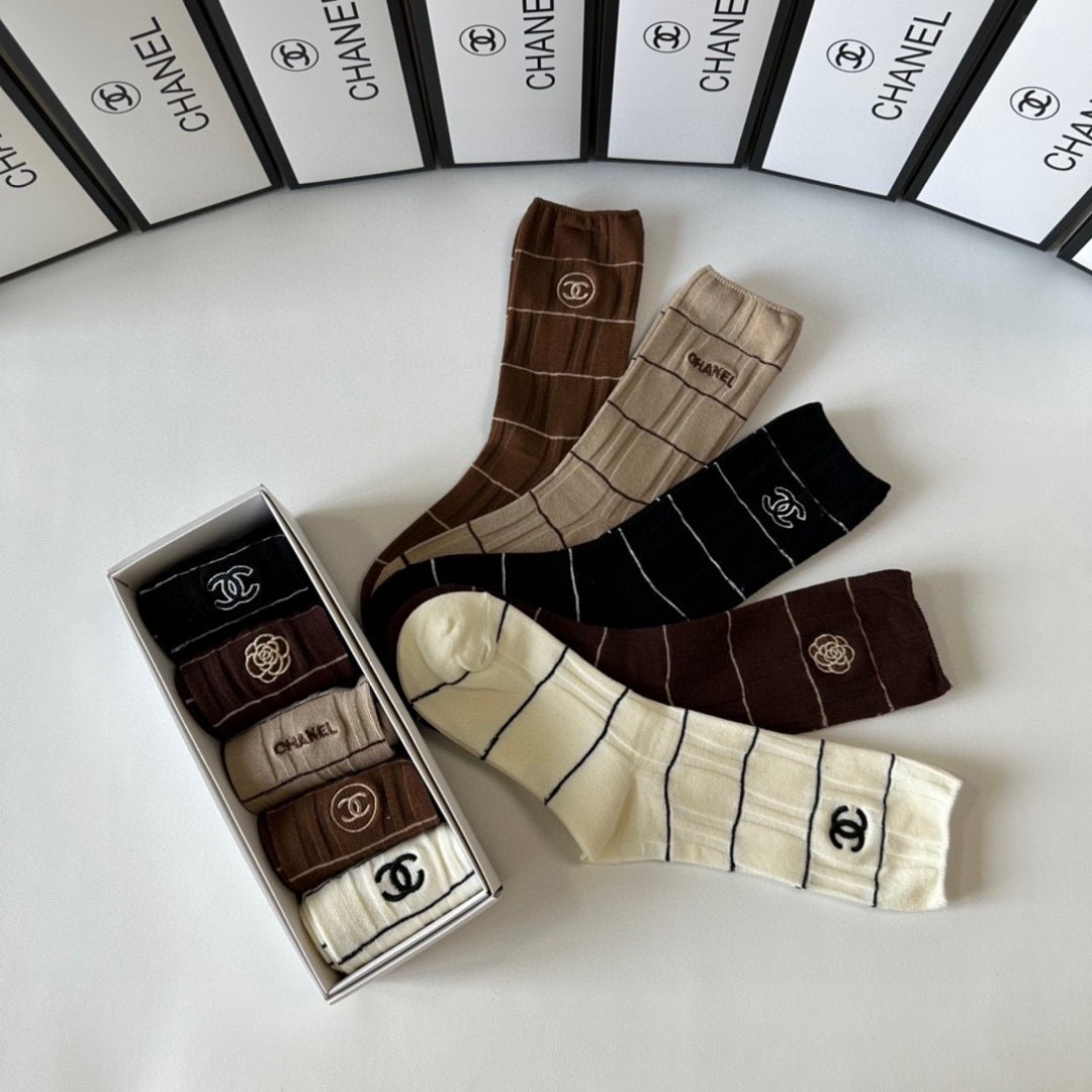 💛配专柜包装
Chanel（香奈儿）新款刺绣中长筒堆堆袜袜子！一盒五双，专柜同步筒袜袜子，💛大牌出街，潮
