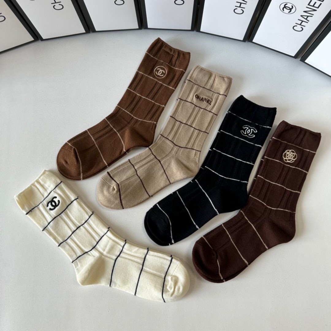💛配专柜包装
Chanel（香奈儿）新款刺绣中长筒堆堆袜袜子！一盒五双，专柜同步筒袜袜子，💛大牌出街，潮