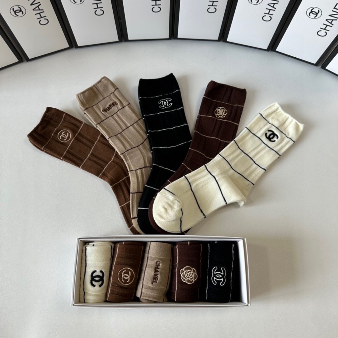 💛配专柜包装
Chanel（香奈儿）新款刺绣中长筒堆堆袜袜子！一盒五双，专柜同步筒袜袜子，💛大牌出街，潮