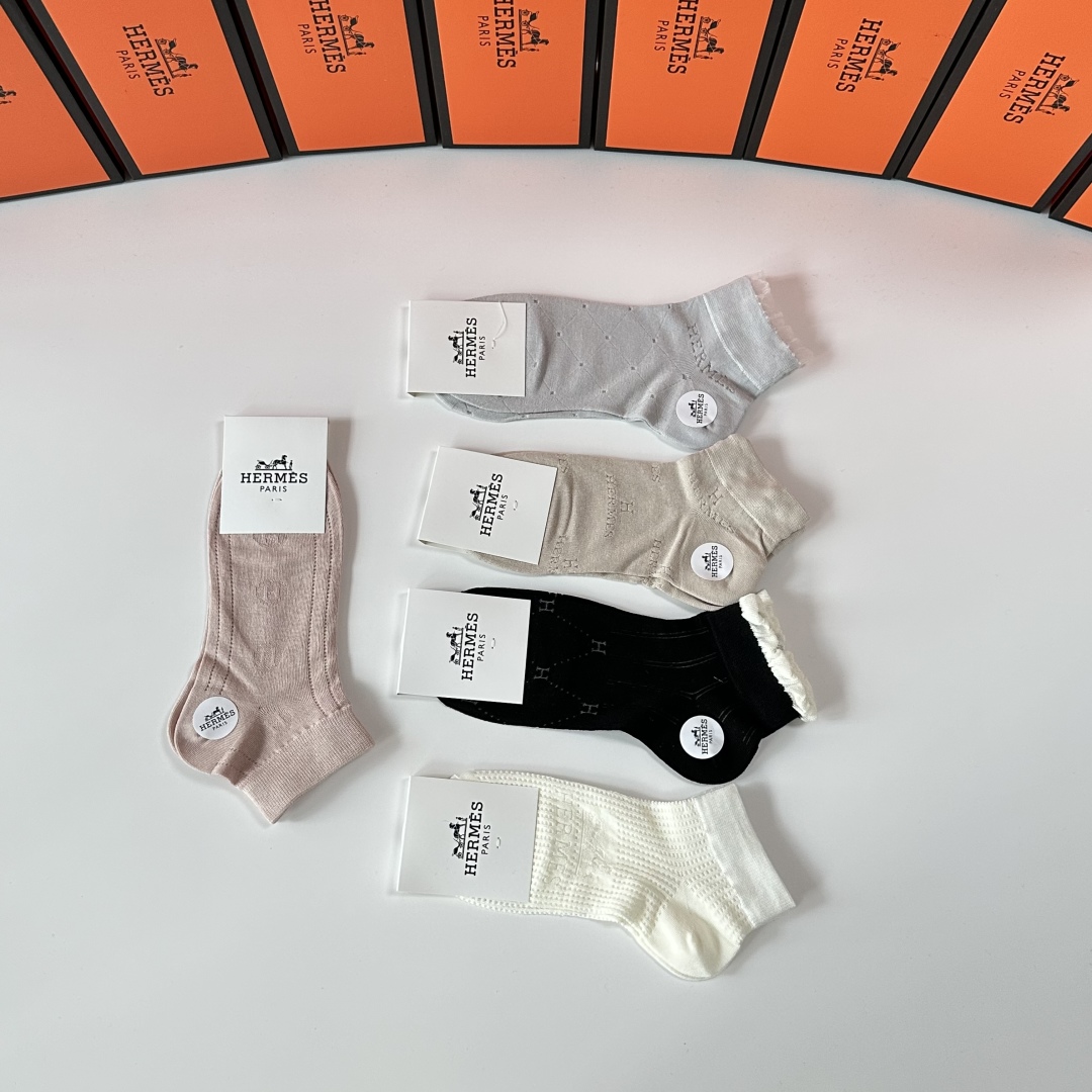 💛配专柜包装
Hermes （爱马仕）新款中短款堆堆袜袜子！一盒五双，专柜同步筒袜袜子，💛大牌出街，潮人