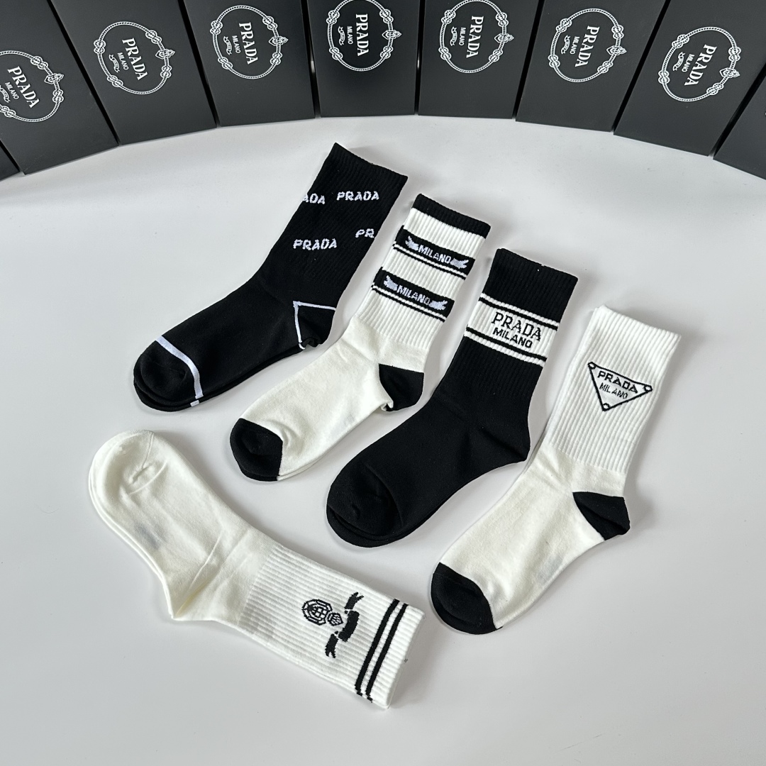 💛配专柜包装
Prada（普拉达）新款中筒袜堆堆袜袜子！一盒五双，专柜同步筒袜袜子，💛大牌出街，潮人必备