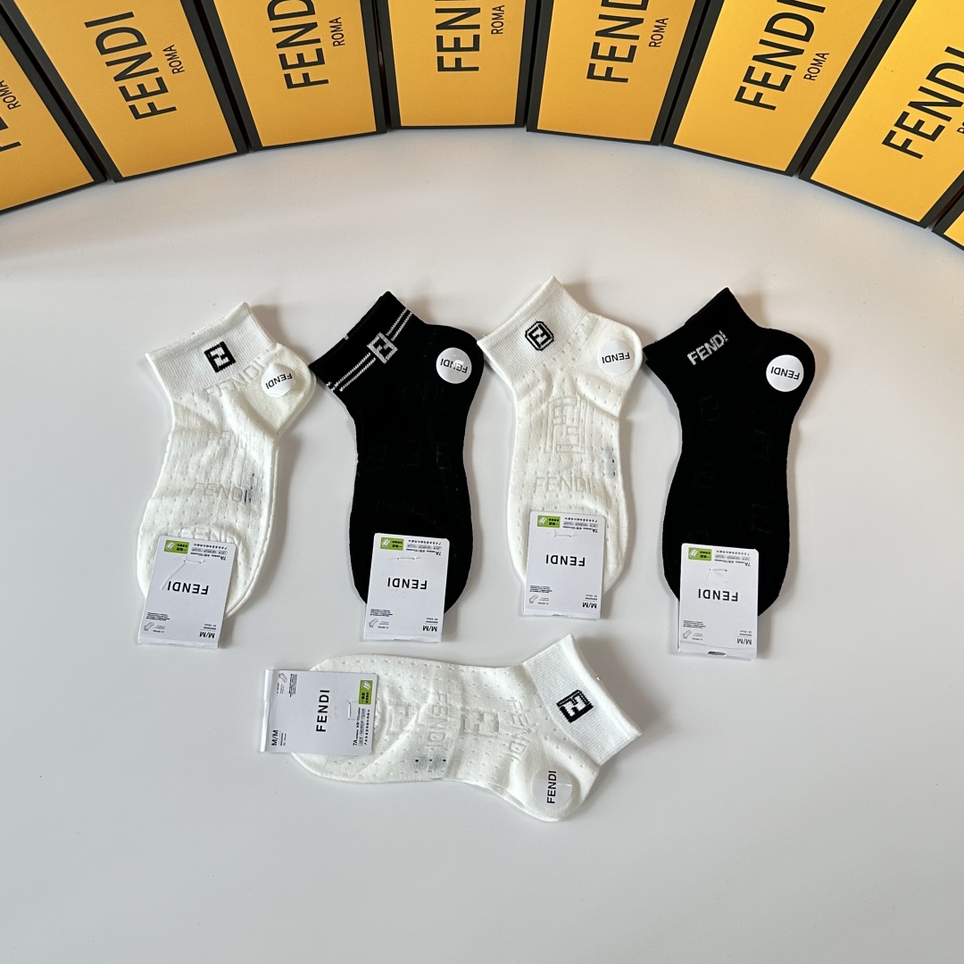 💛配专柜包装
Fendi（芬迪）新款中短袜堆堆袜袜子！一盒五双，专柜同步筒袜袜子，💛大牌出街，潮人必备。