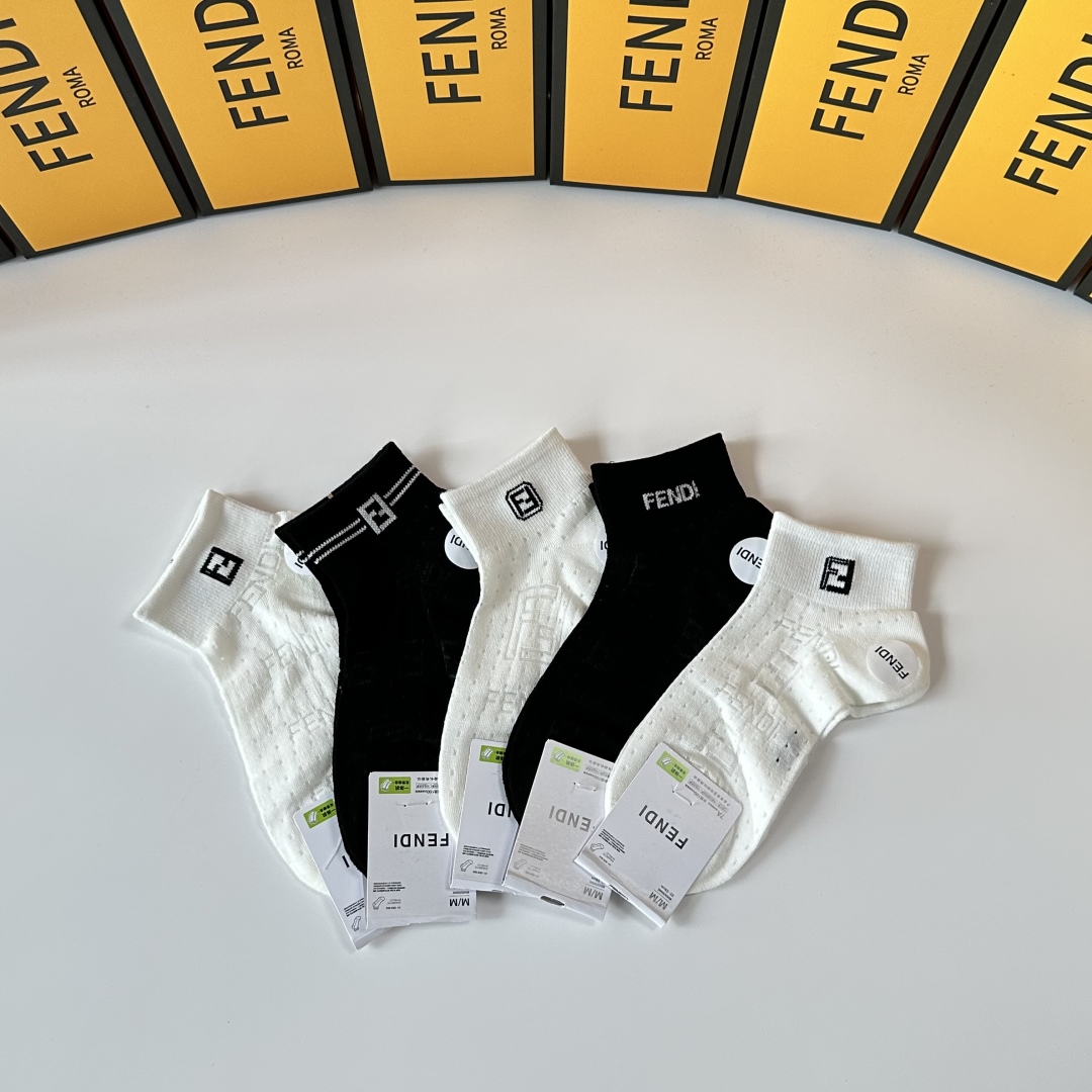 💛配专柜包装
Fendi（芬迪）新款中短袜堆堆袜袜子！一盒五双，专柜同步筒袜袜子，💛大牌出街，潮人必备。