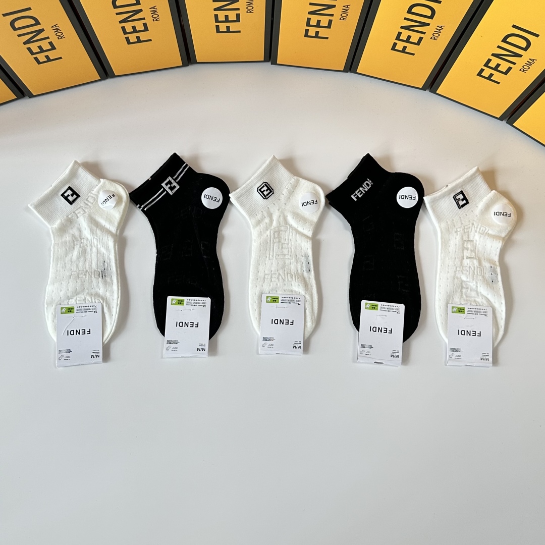 💛配专柜包装
Fendi（芬迪）新款中短袜堆堆袜袜子！一盒五双，专柜同步筒袜袜子，💛大牌出街，潮人必备。