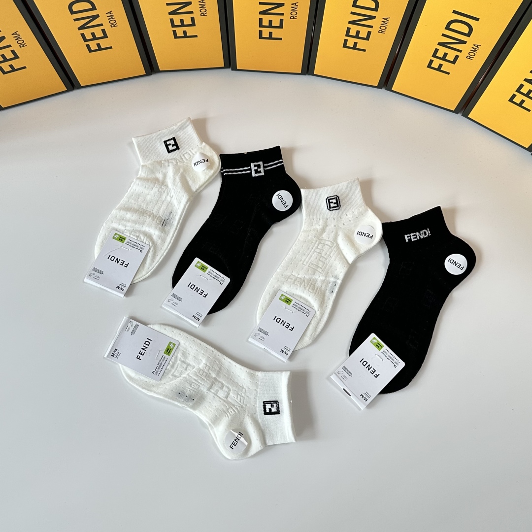 💛配专柜包装
Fendi（芬迪）新款中短袜堆堆袜袜子！一盒五双，专柜同步筒袜袜子，💛大牌出街，潮人必备。