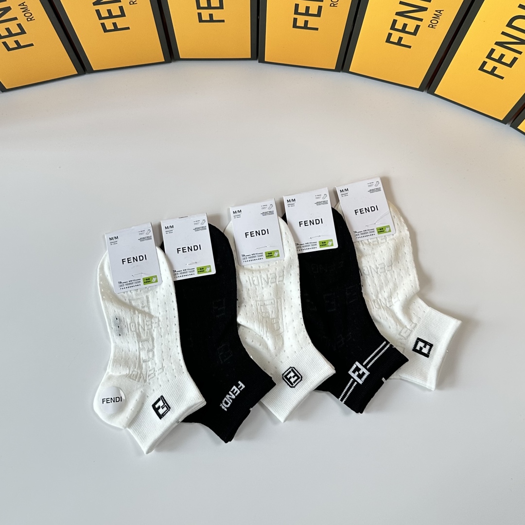 💛配专柜包装
Fendi（芬迪）新款中短袜堆堆袜袜子！一盒五双，专柜同步筒袜袜子，💛大牌出街，潮人必备。