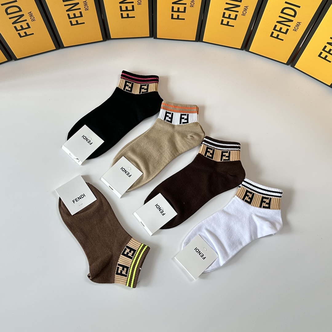 💛配专柜包装
Fendi（芬迪）新款中短袜堆堆袜袜子！一盒五双，专柜同步筒袜袜子，💛大牌出街，潮人必备。