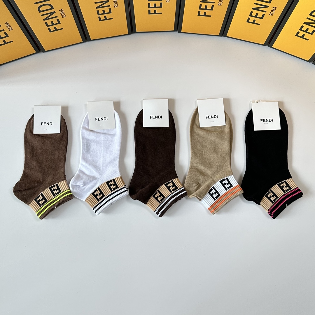 💛配专柜包装
Fendi（芬迪）新款中短袜堆堆袜袜子！一盒五双，专柜同步筒袜袜子，💛大牌出街，潮人必备。