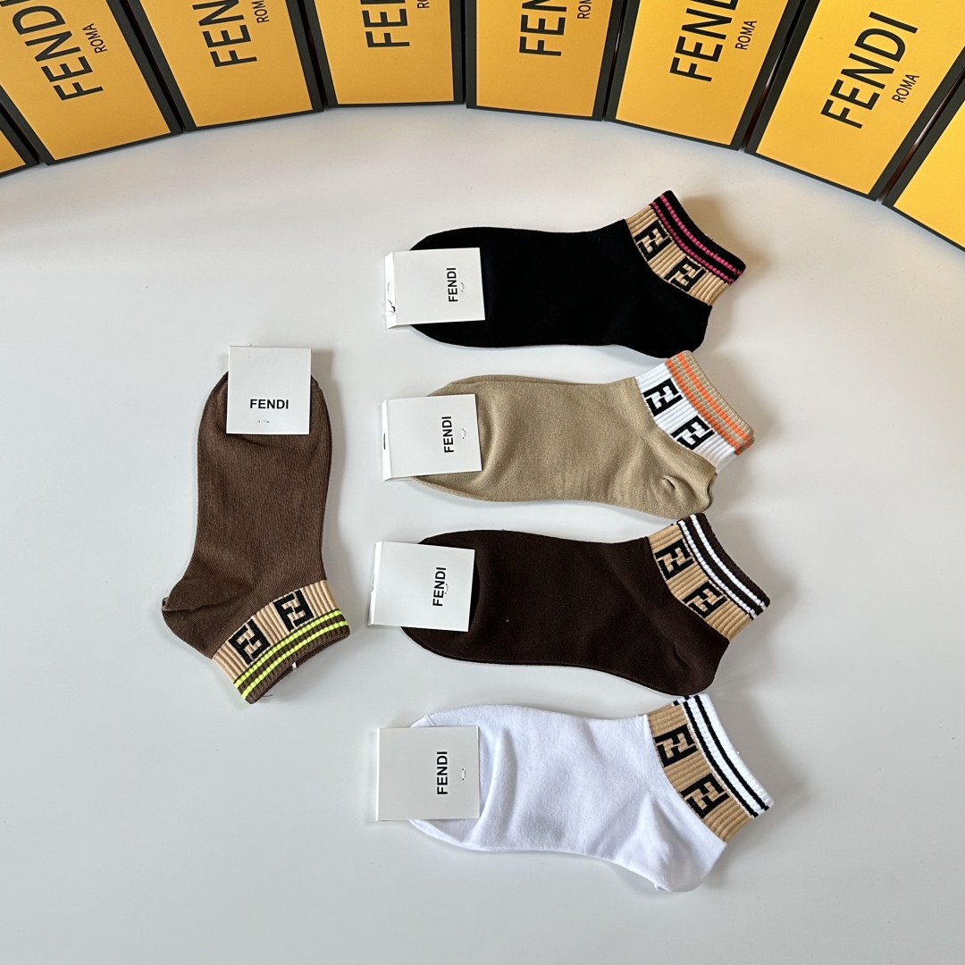 💛配专柜包装
Fendi（芬迪）新款中短袜堆堆袜袜子！一盒五双，专柜同步筒袜袜子，💛大牌出街，潮人必备。