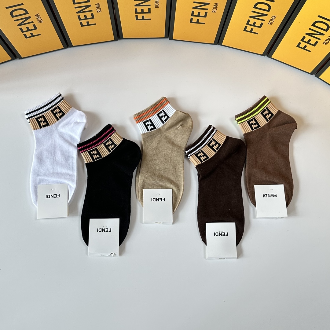 💛配专柜包装
Fendi（芬迪）新款中短袜堆堆袜袜子！一盒五双，专柜同步筒袜袜子，💛大牌出街，潮人必备。