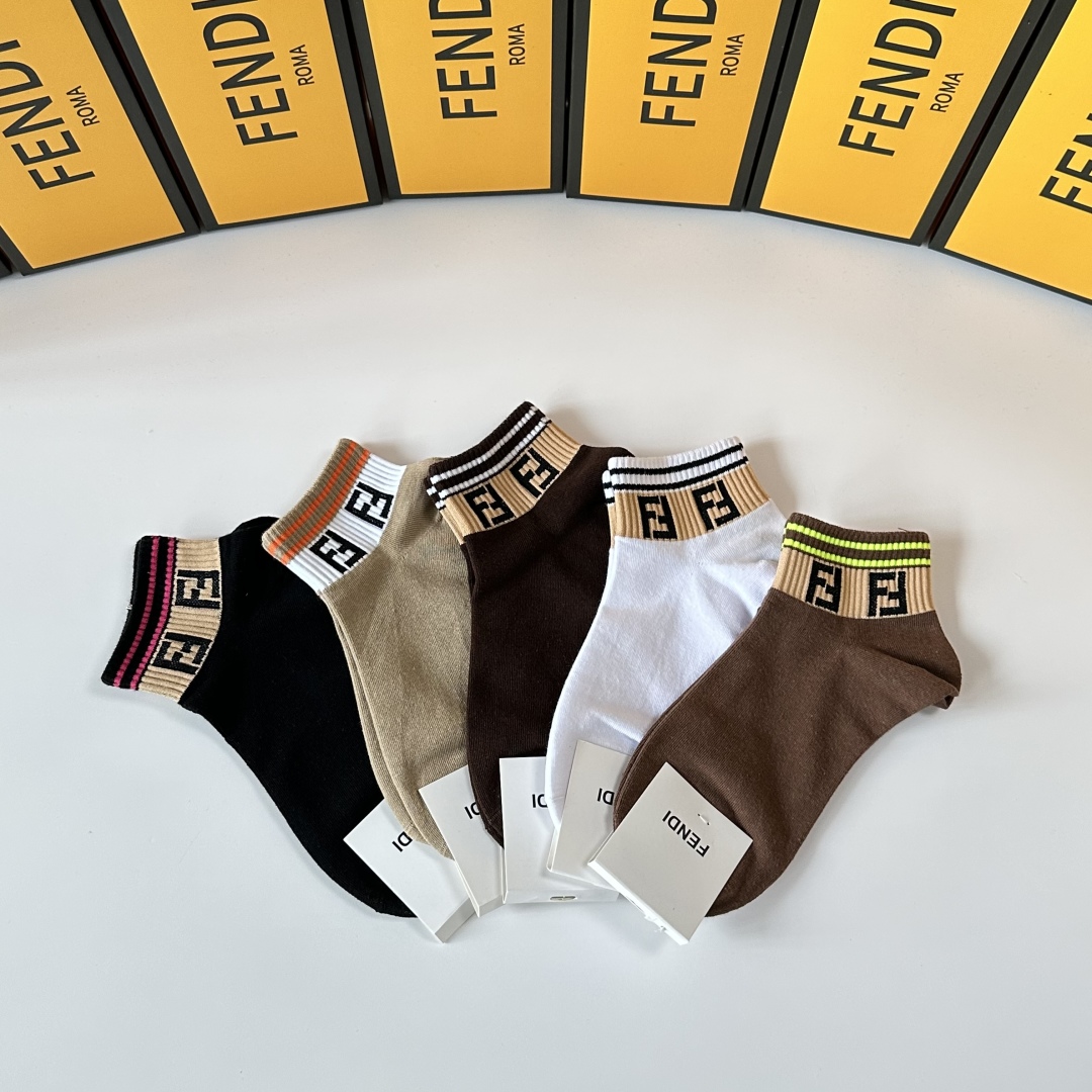 💛配专柜包装
Fendi（芬迪）新款中短袜堆堆袜袜子！一盒五双，专柜同步筒袜袜子，💛大牌出街，潮人必备。