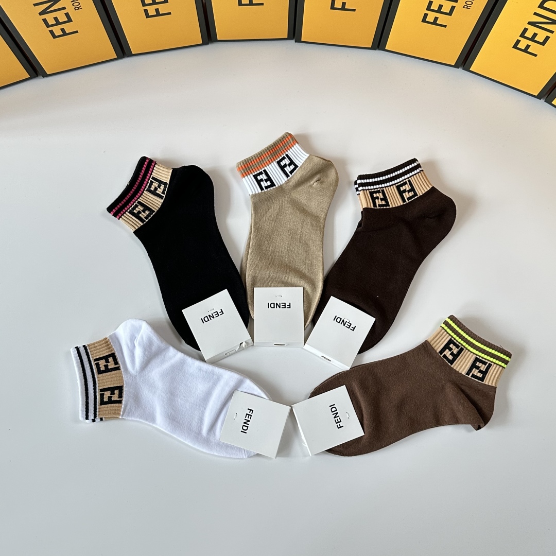 💛配专柜包装
Fendi（芬迪）新款中短袜堆堆袜袜子！一盒五双，专柜同步筒袜袜子，💛大牌出街，潮人必备。