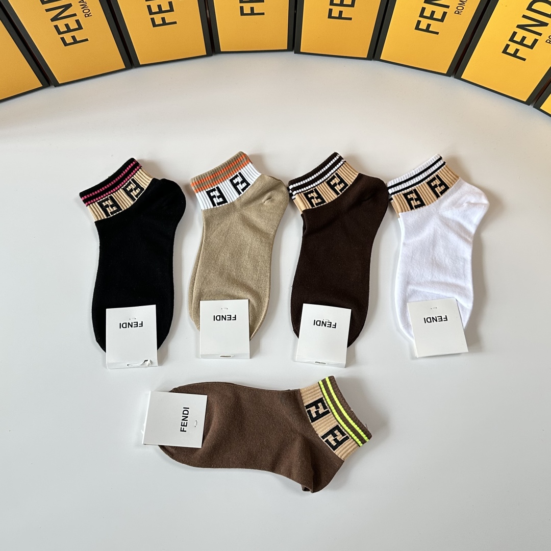 💛配专柜包装
Fendi（芬迪）新款中短袜堆堆袜袜子！一盒五双，专柜同步筒袜袜子，💛大牌出街，潮人必备。