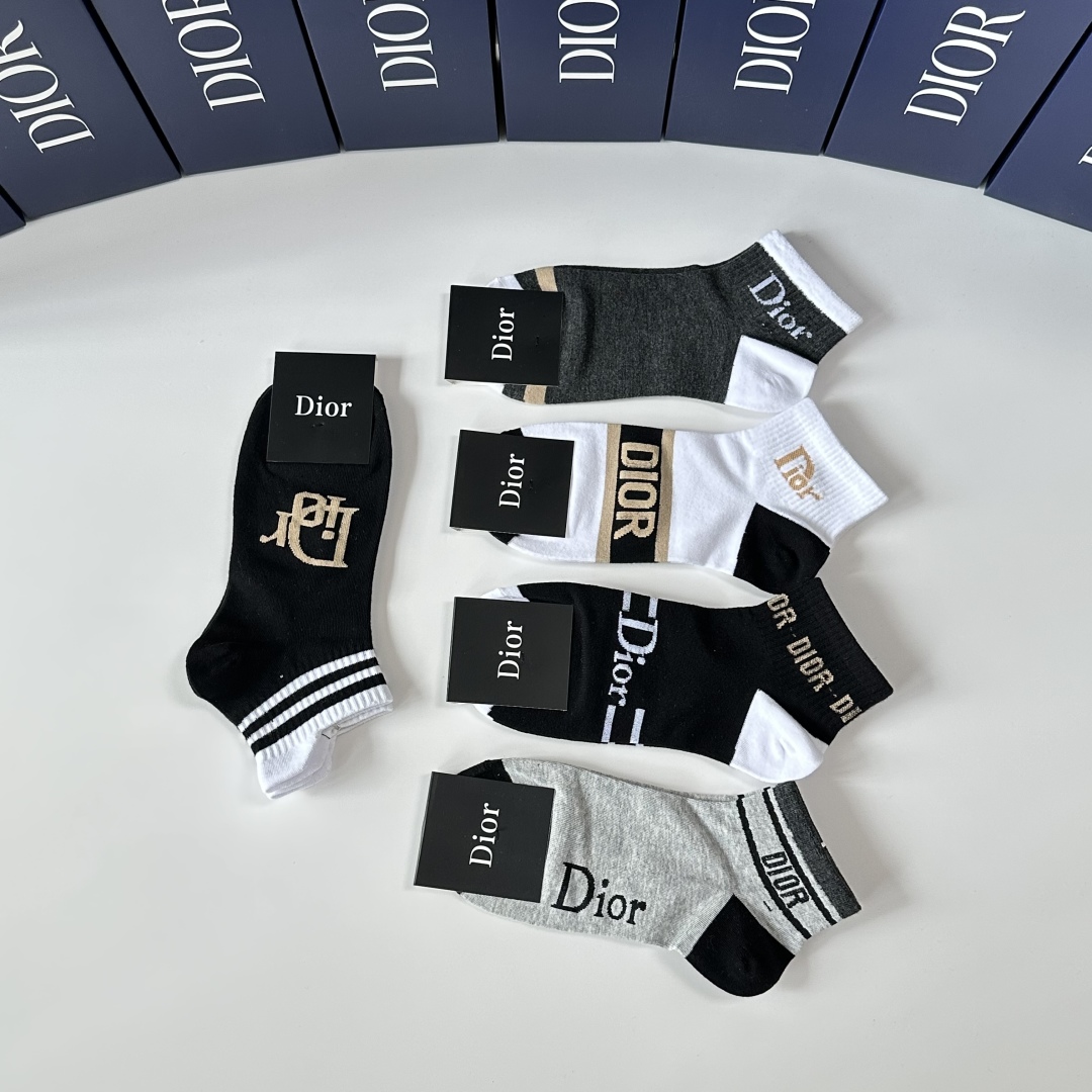 💛配专柜包装
DIOR（迪奥）新款中短袜堆堆袜袜子！一盒五双，专柜同步筒袜袜子，💛大牌出街，潮人必备。超