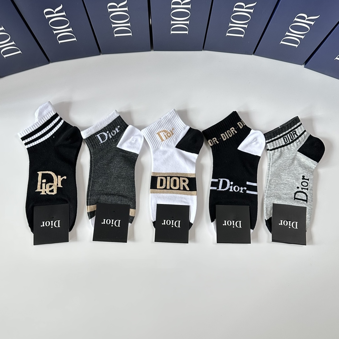 💛配专柜包装
DIOR（迪奥）新款中短袜堆堆袜袜子！一盒五双，专柜同步筒袜袜子，💛大牌出街，潮人必备。超
