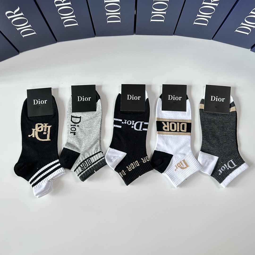 💛配专柜包装
DIOR（迪奥）新款中短袜堆堆袜袜子！一盒五双，专柜同步筒袜袜子，💛大牌出街，潮人必备。超