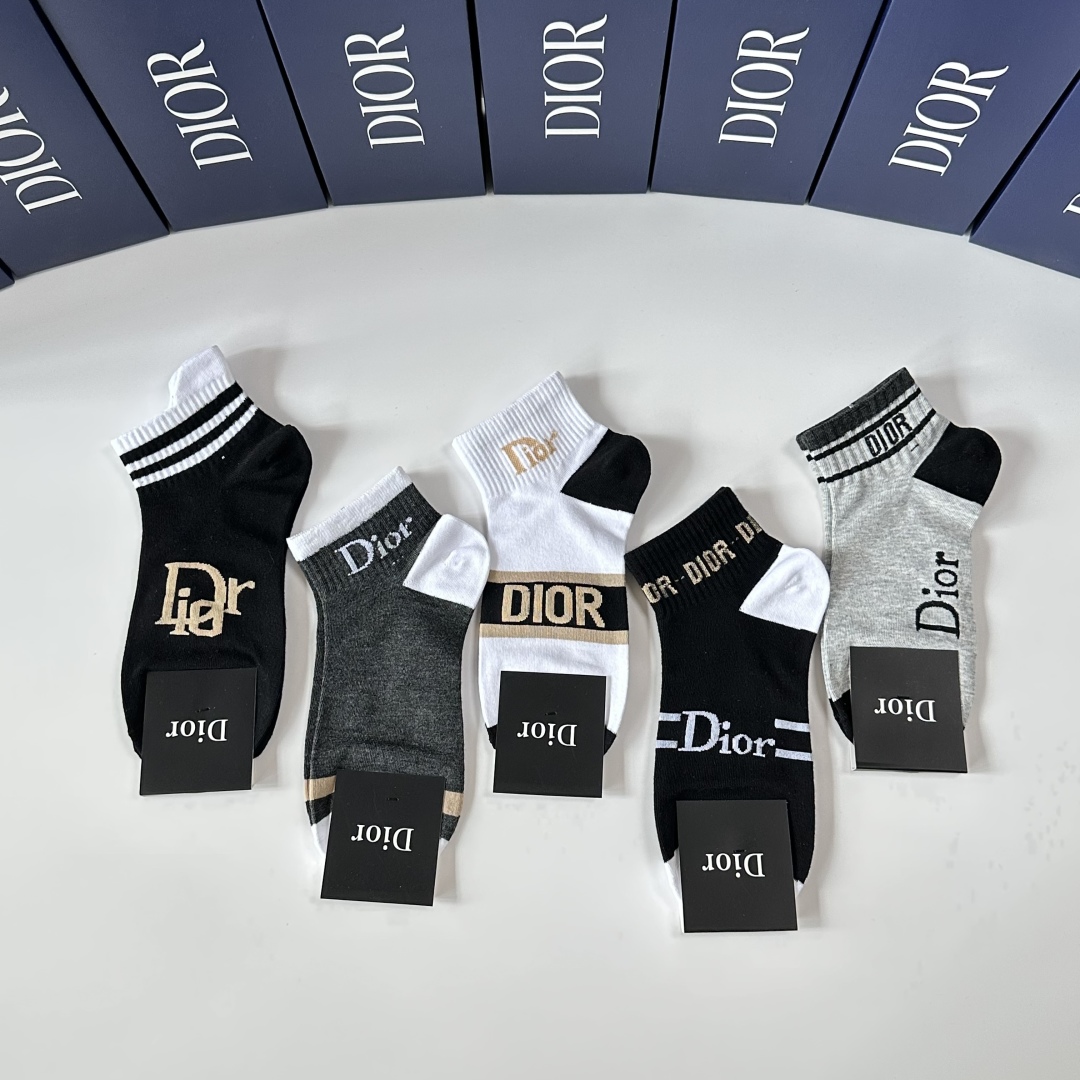 💛配专柜包装
DIOR（迪奥）新款中短袜堆堆袜袜子！一盒五双，专柜同步筒袜袜子，💛大牌出街，潮人必备。超
