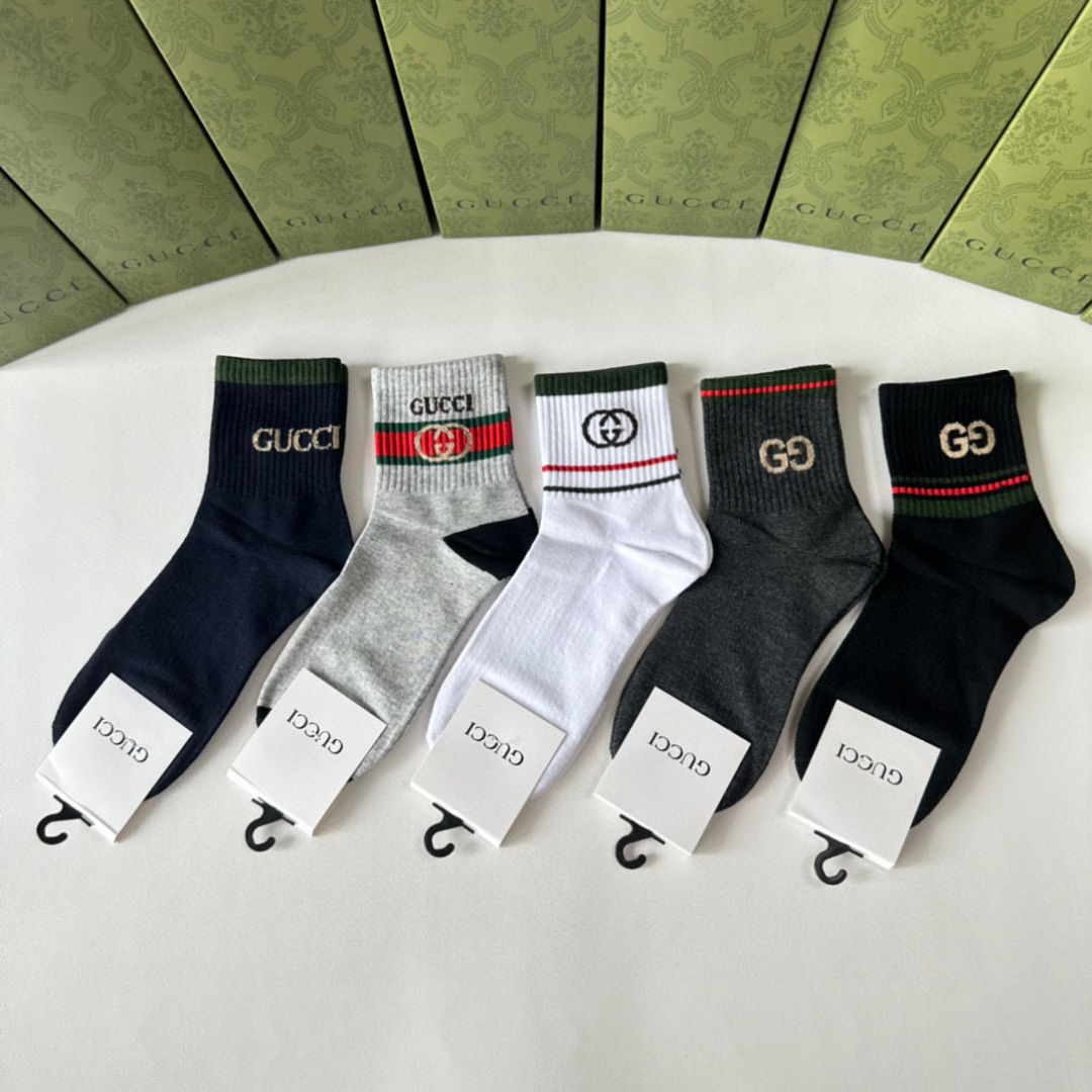  💛配专柜包装
Gucci（古驰）新款中长筒堆堆袜袜子！一盒五双，专柜同步筒袜袜子，💛大牌出街，潮人必备