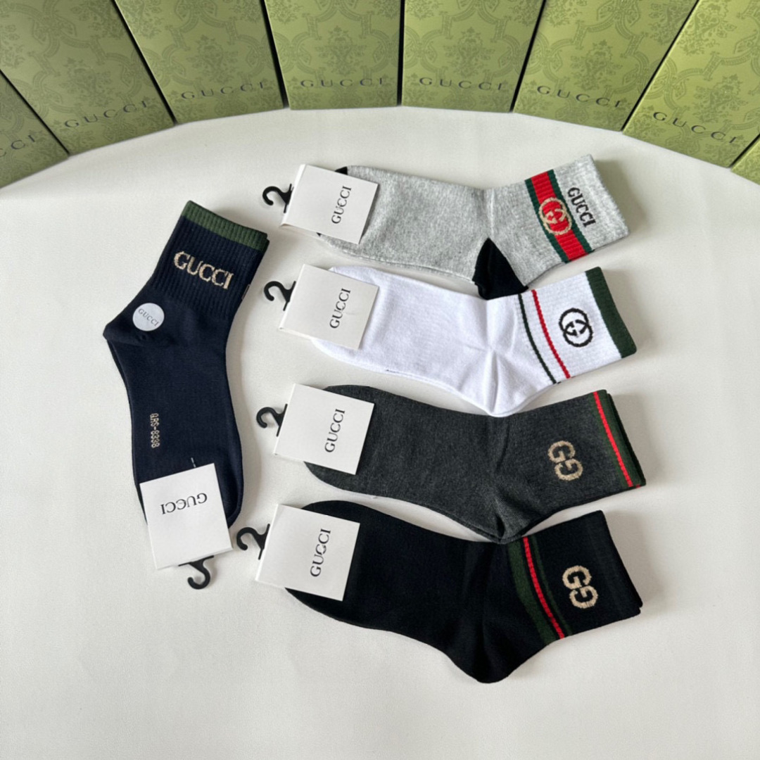  💛配专柜包装
Gucci（古驰）新款中长筒堆堆袜袜子！一盒五双，专柜同步筒袜袜子，💛大牌出街，潮人必备