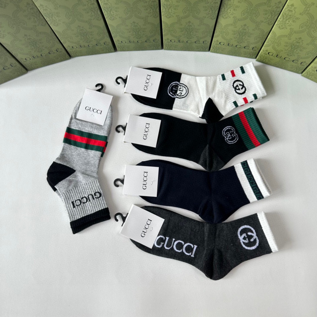  💛配专柜包装
Gucci（古驰）新款中长款堆堆袜袜子！一盒五双，专柜同步筒袜袜子，💛大牌出街，潮人必备