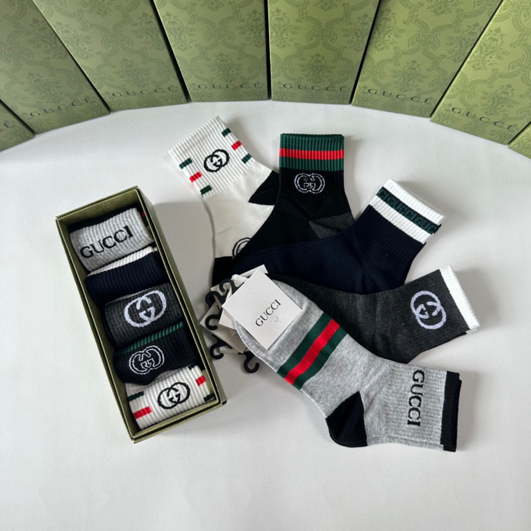  💛配专柜包装
Gucci（古驰）新款中长款堆堆袜袜子！一盒五双，专柜同步筒袜袜子，💛大牌出街，潮人必备