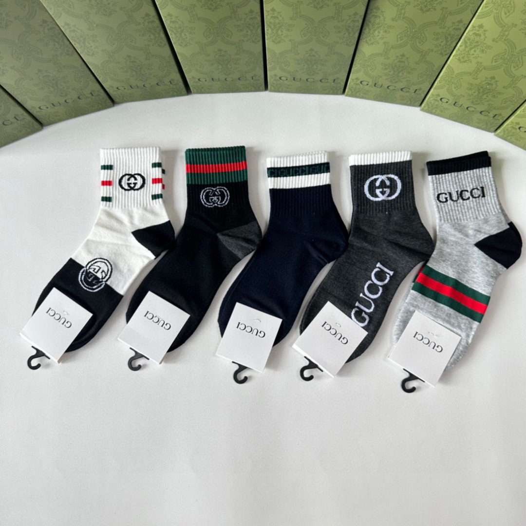  💛配专柜包装
Gucci（古驰）新款中长款堆堆袜袜子！一盒五双，专柜同步筒袜袜子，💛大牌出街，潮人必备