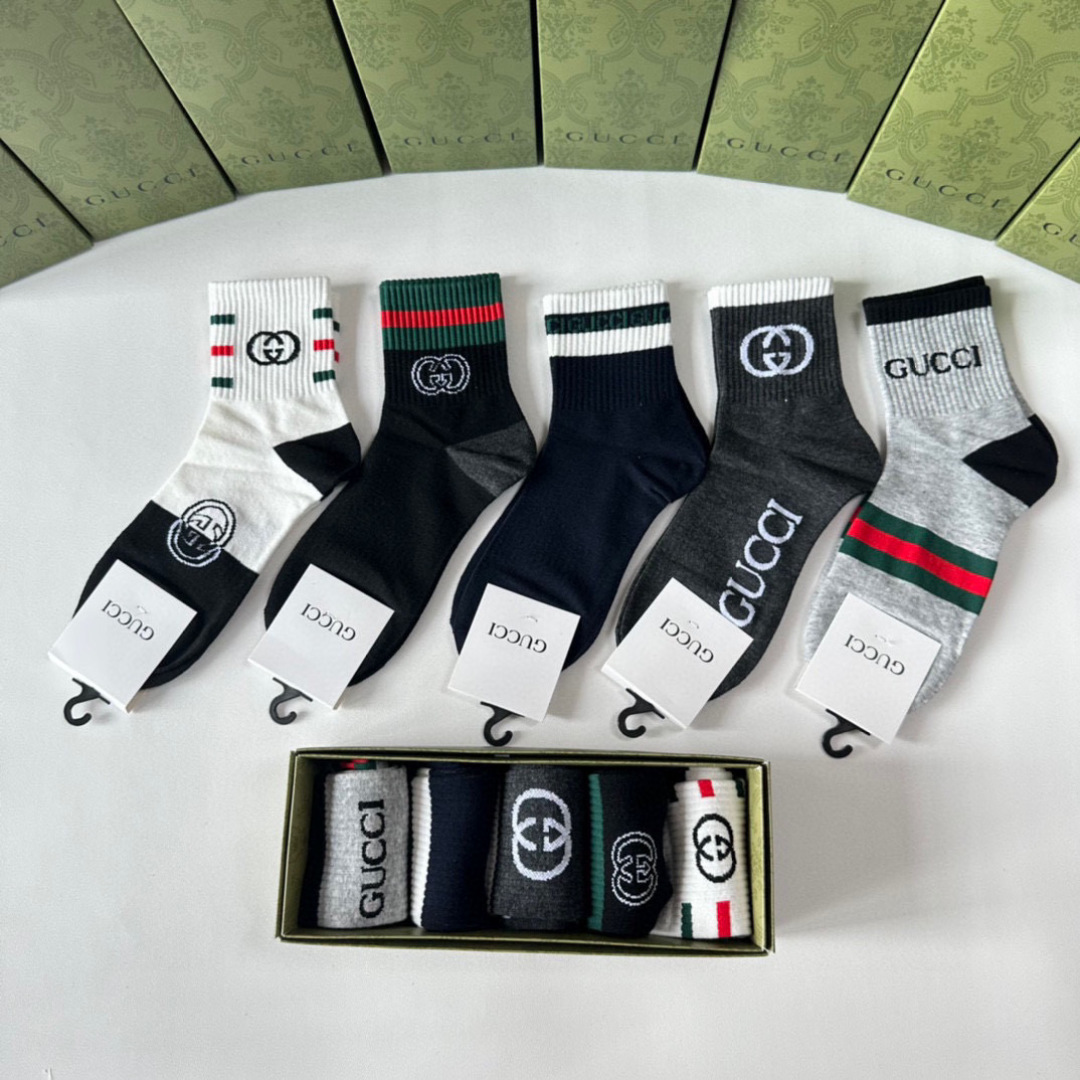  💛配专柜包装
Gucci（古驰）新款中长款堆堆袜袜子！一盒五双，专柜同步筒袜袜子，💛大牌出街，潮人必备