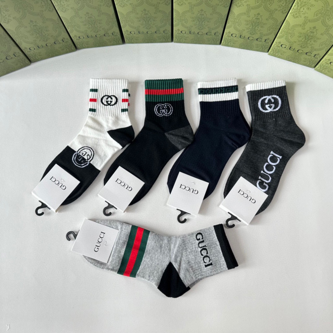  💛配专柜包装
Gucci（古驰）新款中长款堆堆袜袜子！一盒五双，专柜同步筒袜袜子，💛大牌出街，潮人必备