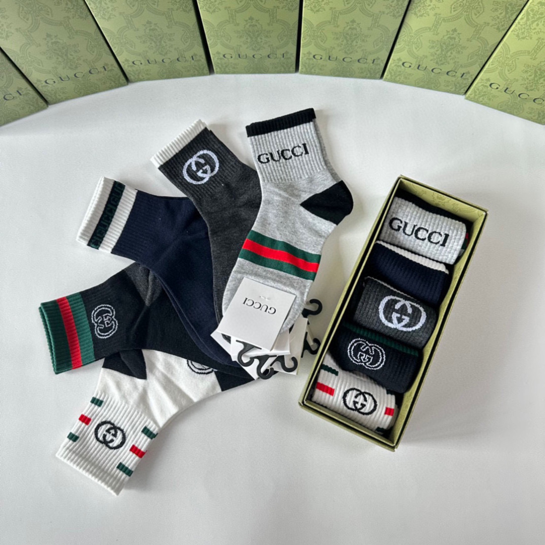  💛配专柜包装
Gucci（古驰）新款中长款堆堆袜袜子！一盒五双，专柜同步筒袜袜子，💛大牌出街，潮人必备