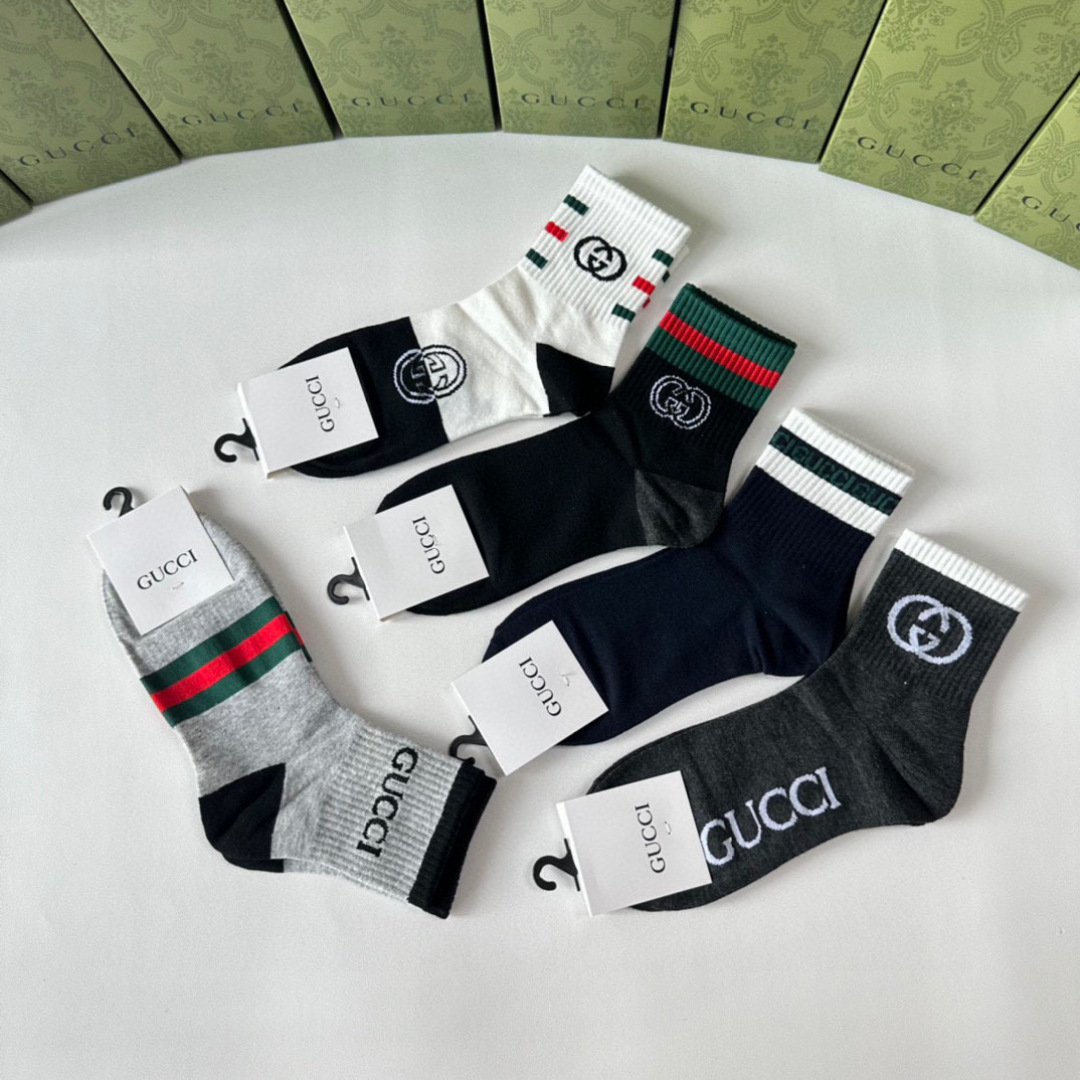  💛配专柜包装
Gucci（古驰）新款中长款堆堆袜袜子！一盒五双，专柜同步筒袜袜子，💛大牌出街，潮人必备