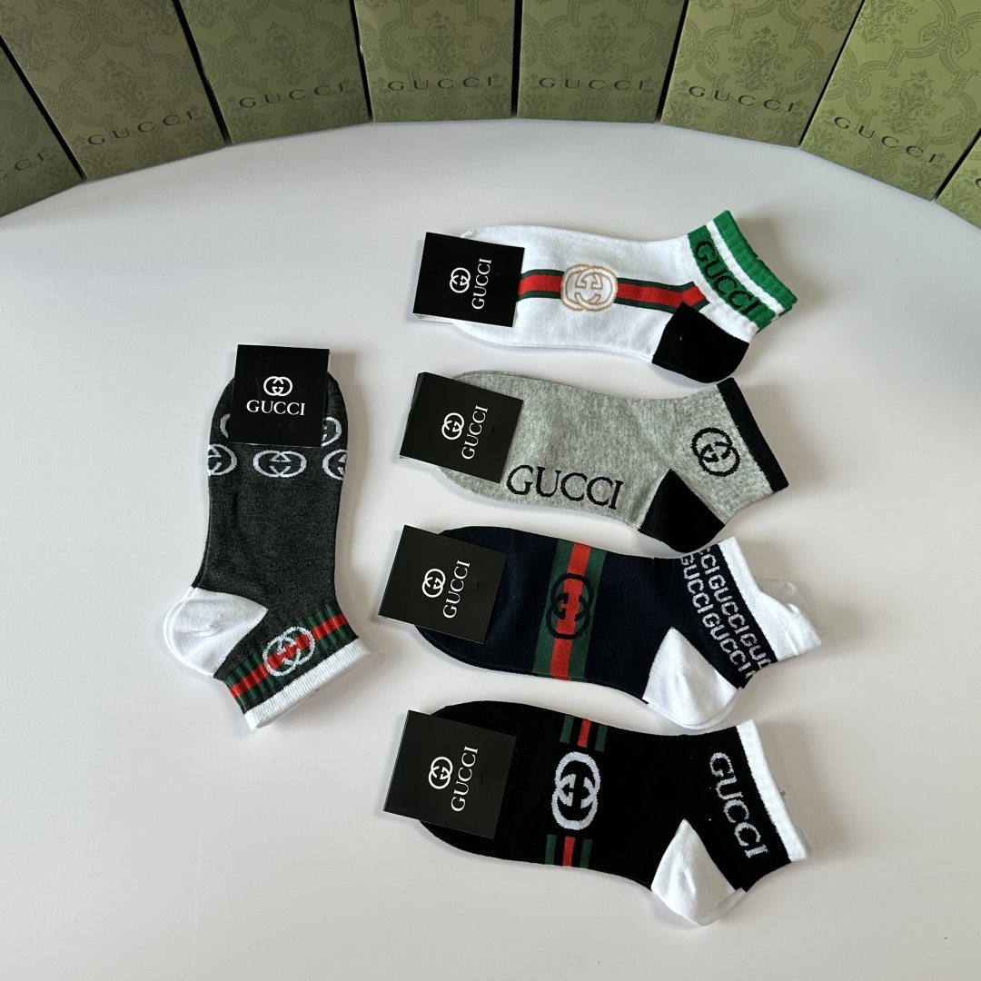 💛配专柜包装
Gucci（古驰）新款中短款堆堆袜袜子！一盒五双，专柜同步筒袜袜子，💛大牌出街，潮人必备。