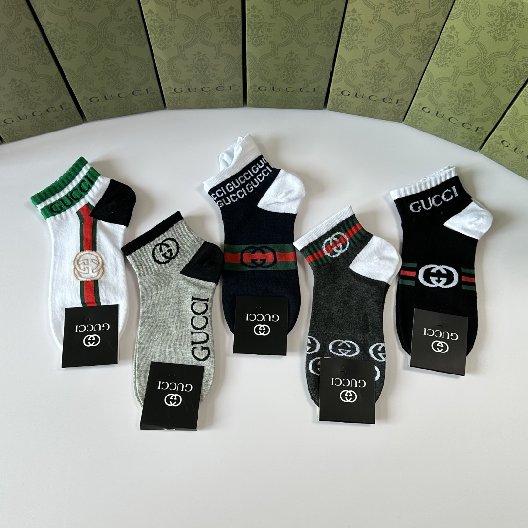 💛配专柜包装
Gucci（古驰）新款中短款堆堆袜袜子！一盒五双，专柜同步筒袜袜子，💛大牌出街，潮人必备。