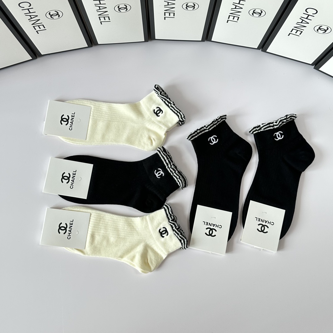 💛配包装
Chanel（香奈儿）新款经典刺绣中短款堆堆袜袜子！一盒五双， 专柜同步筒袜袜子，💛大牌出街，