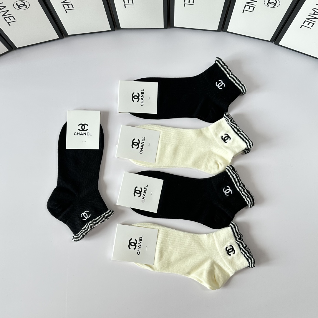 💛配包装
Chanel（香奈儿）新款经典刺绣中短款堆堆袜袜子！一盒五双， 专柜同步筒袜袜子，💛大牌出街，